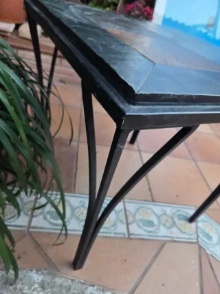 Mesita auxiliar de metal y piedra