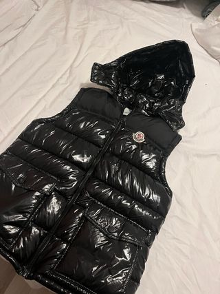 Chaleco Moncler Negro Brillante con Capucha