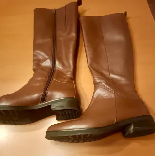 BOTAS DE PIEL. MARCA WONDERS. T.39