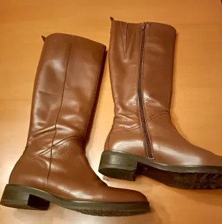 BOTAS DE PIEL. MARCA WONDERS. T.39