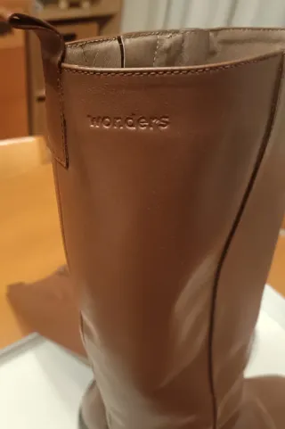 BOTAS DE PIEL. MARCA WONDERS. T.39