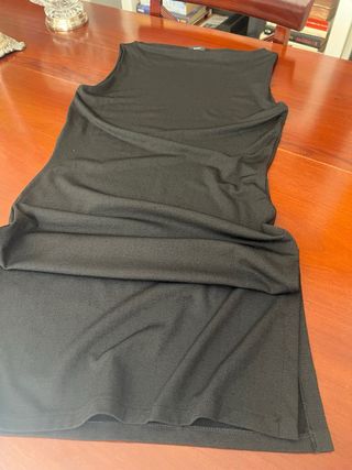 Vestido negro sin mangas, ideal para estas fiestas