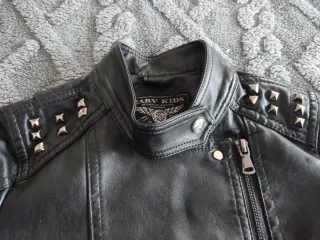 Cazadora motera negra con tachuelas