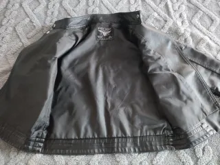 Cazadora motera negra con tachuelas