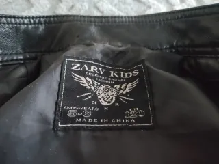 Cazadora motera negra con tachuelas