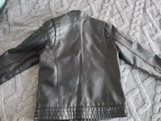 Cazadora motera negra con tachuelas