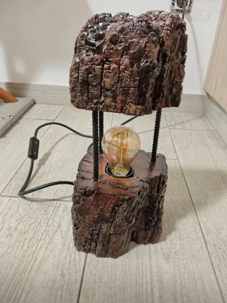 Lámpara artesanal de madera rústica