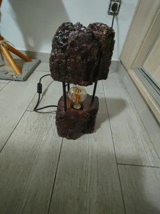 Lámpara artesanal de madera rústica