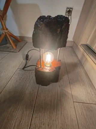 Lámpara artesanal de madera rústica