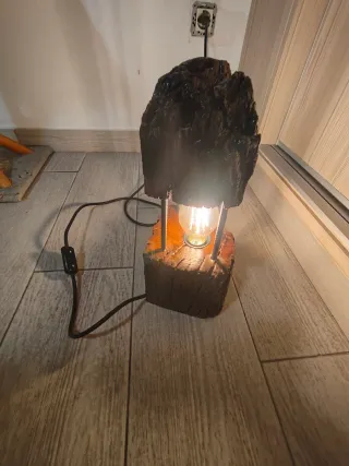 Lámpara artesanal de madera rústica