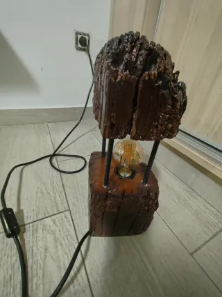 Lámpara artesanal de madera rústica