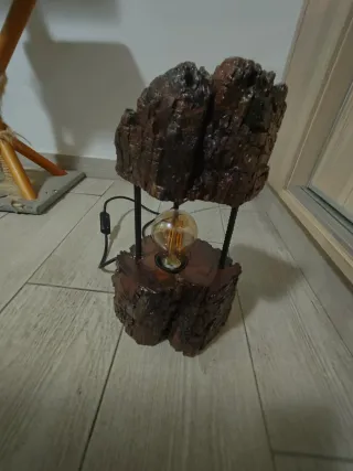 Lámpara artesanal de madera rústica