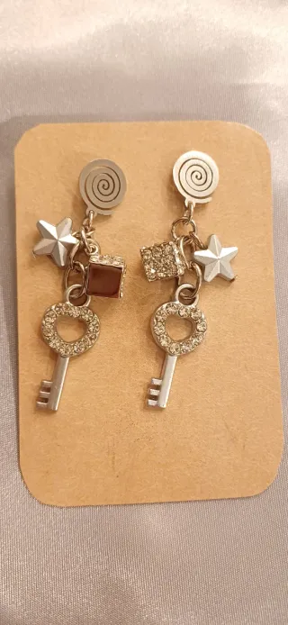 Orecchini pendenti con chiave e stella