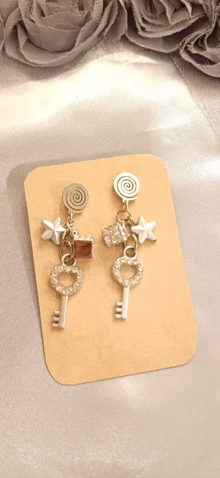 Orecchini pendenti con chiave e stella
