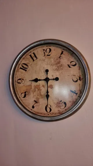 Reloj de pared vintage beige y dorado