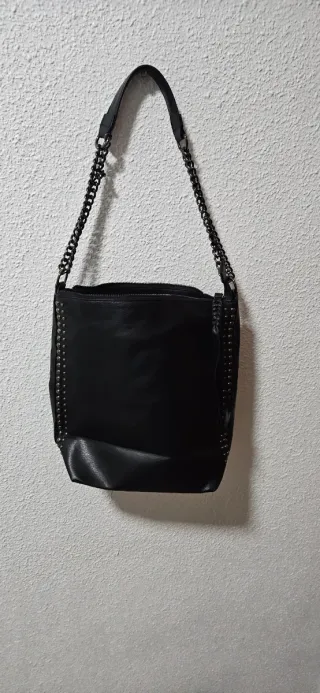 Bolso negro con tachuelas