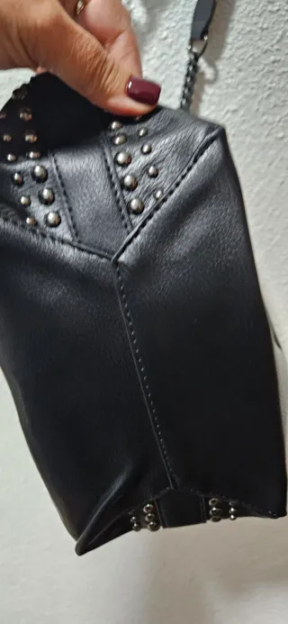 Bolso negro con tachuelas