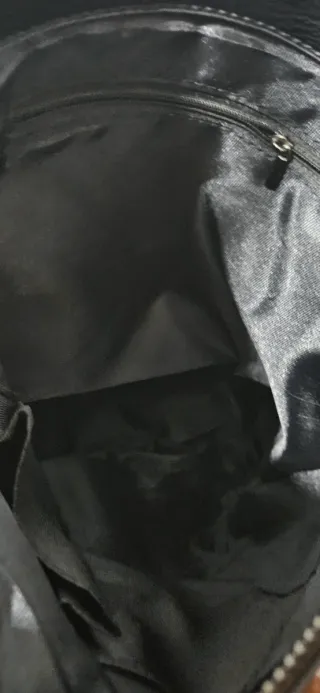 Bolso negro con tachuelas