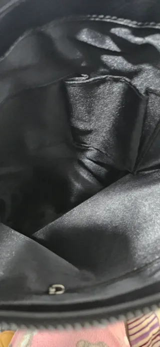 Bolso negro con tachuelas