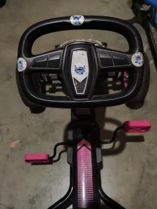 Coche de pedales negro y rosa