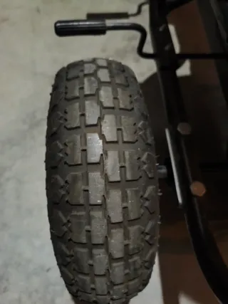 Coche de pedales negro y rosa