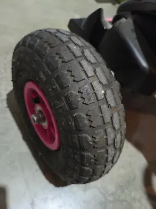 Coche de pedales negro y rosa