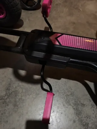 Coche de pedales negro y rosa