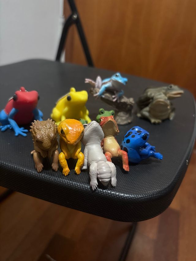 Figuras de ranas y reptiles