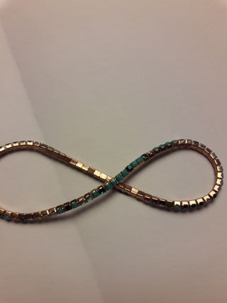 Pulsera dorada con strass brillantes