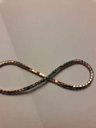 Pulsera dorada con strass brillantes