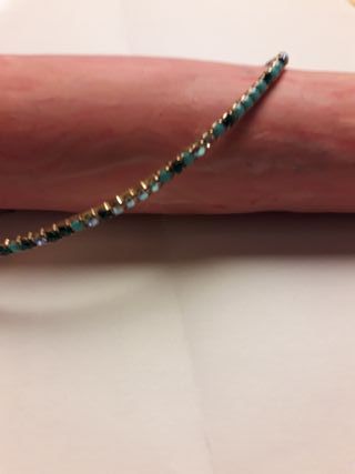 Pulsera dorada con strass brillantes