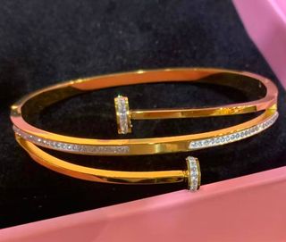 Selección de collares, pendientes, pulseras anillo