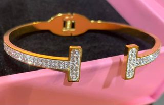 Selección de collares, pendientes, pulseras anillo