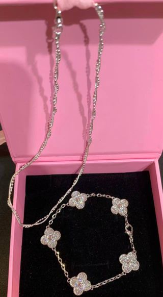 Selección de collares, pendientes, pulseras anillo