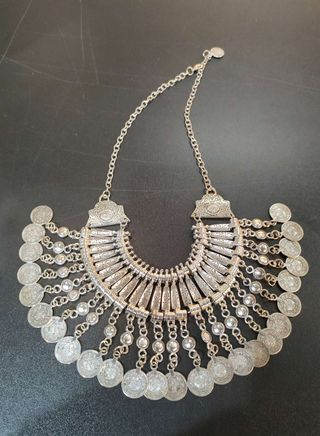 Selección de collares, pendientes, pulseras anillo