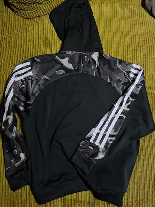 Sudadera Adidas Negra con Estampado Multicolor