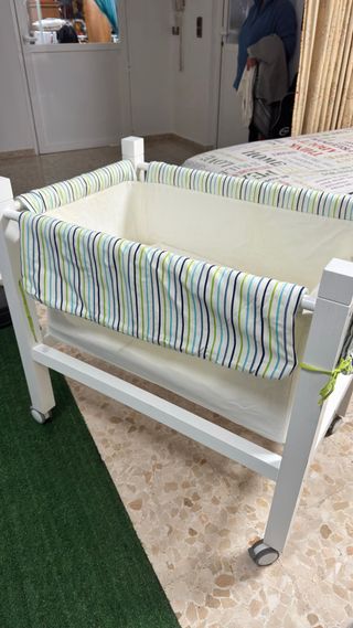 Minicuna blanca con ruedas