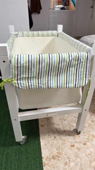 Minicuna blanca con ruedas