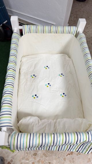 Minicuna blanca con ruedas
