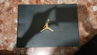 Zapatillas Jordan Negras y Rojas