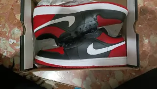 Zapatillas Jordan Negras y Rojas