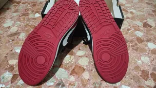 Zapatillas Jordan Negras y Rojas