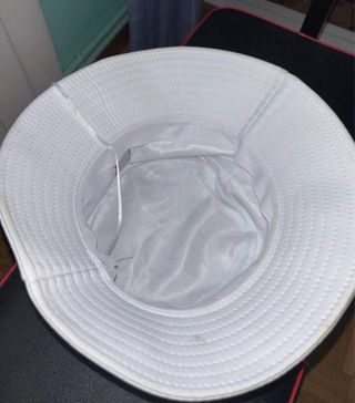 Gorro bucket blanco cara sonriente