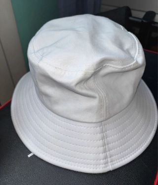Gorro bucket blanco cara sonriente