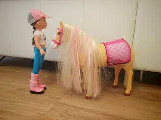 Nancy jinete con caballo rosa