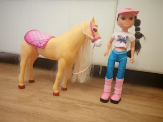 Nancy jinete con caballo rosa