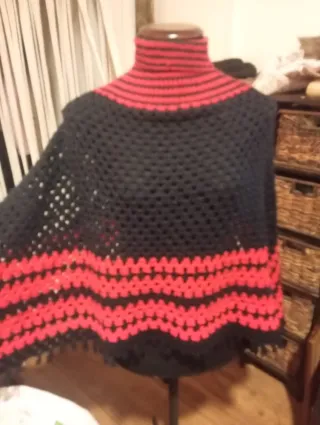 Poncho tejido a mano cuello vuelto, con cremallera