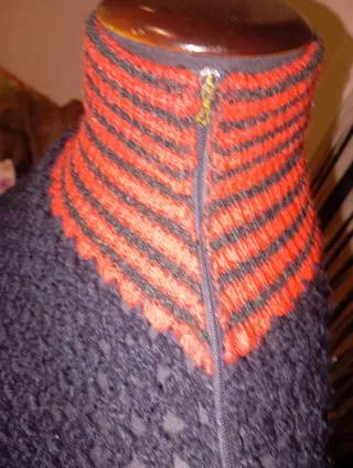 Poncho tejido a mano cuello vuelto, con cremallera