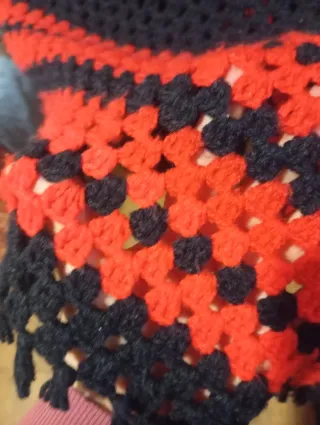 Poncho tejido a mano cuello vuelto, con cremallera