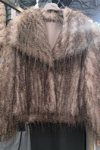 Cazadora pelo sintético marrón y gris